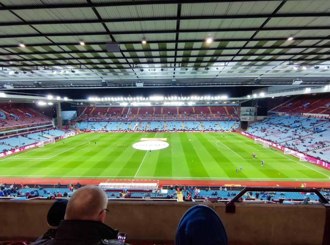 比利亚：贡萨洛是个专注进球的优秀前锋，他不抱怨也不甩脸