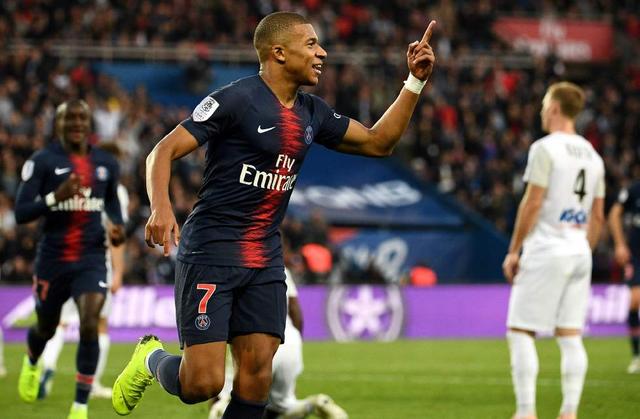 Gumayusi谈T1楼下花圈：剪完头发现花圈倒了，有点搞笑